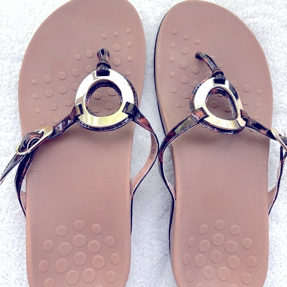 Barely used Vionic sandals in size 8 worn 2-4 times